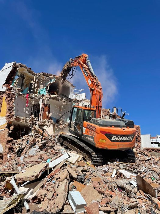 Demolição e Abertura de Valas com Giratória – Rápido e Seguro!