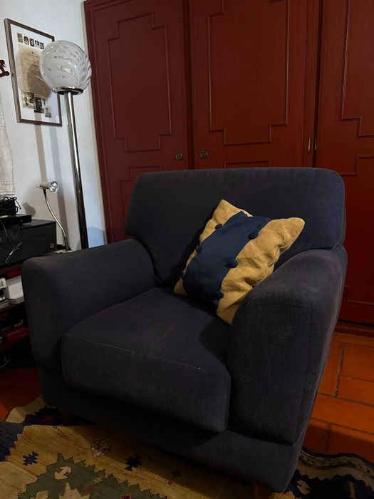 Conjunto de sofá de 2 lugares e cadeirão