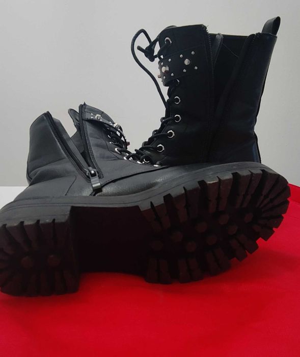Bota preta com tachas