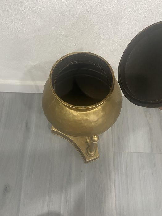 Pote dourado antigo