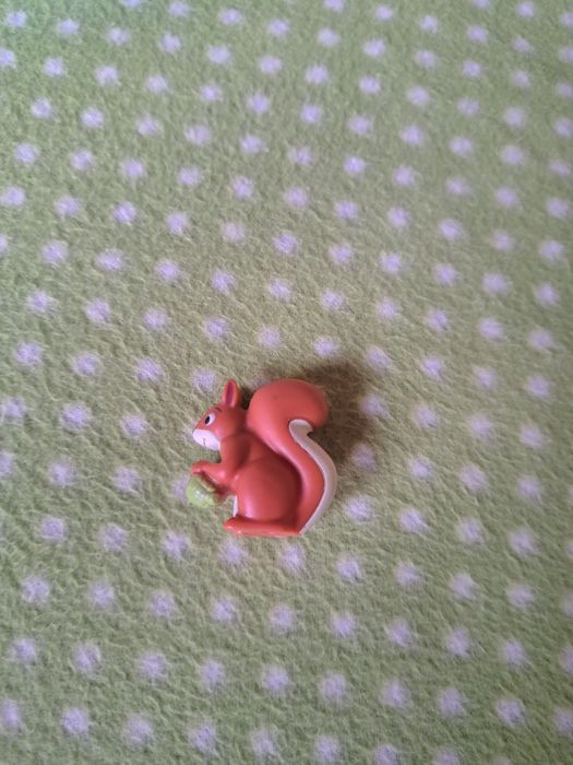 Figurka przedstawiająca wiewiorkę