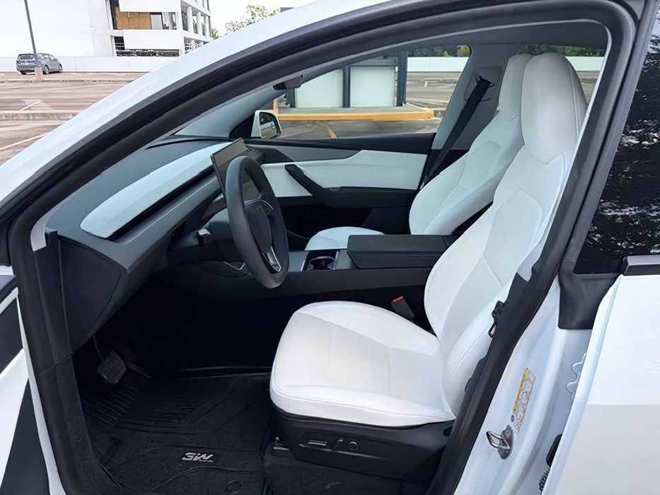 Tesla Model Y      2026