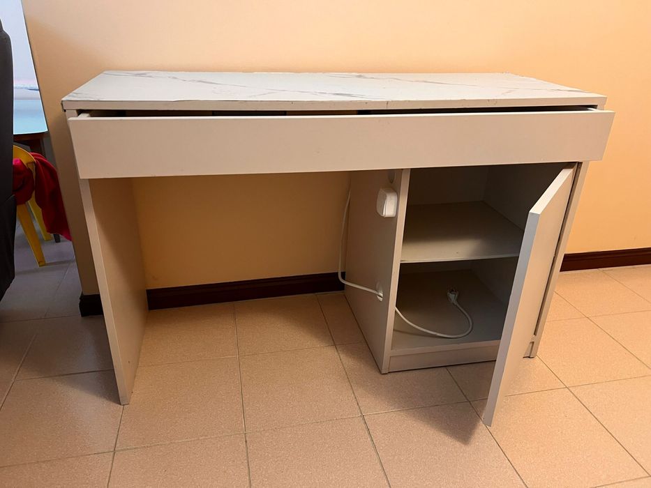 Vendo mesa de manicure .