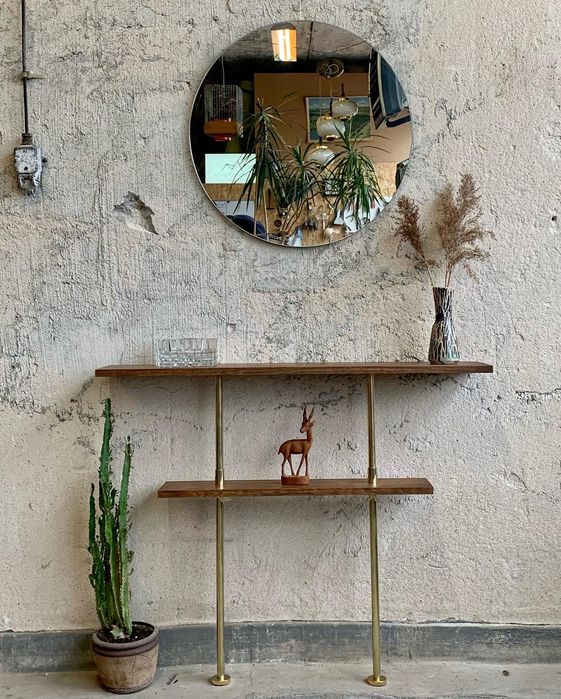 Konsolka. Konstrukcja z litego mosiądzu.