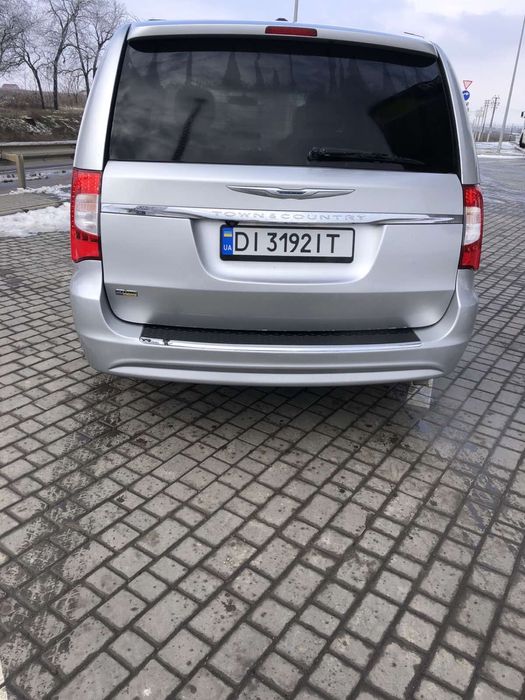 Chrysler town country