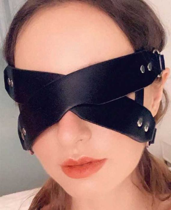 Máscara sexy com coleira