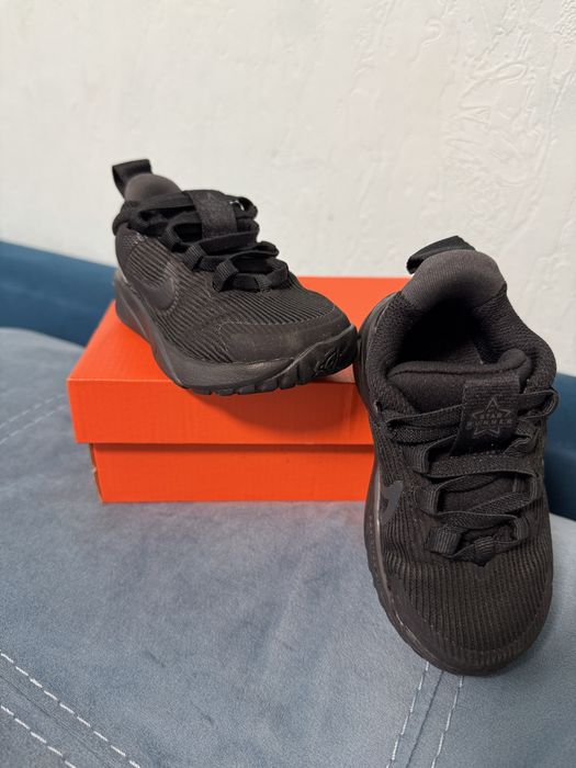 Нові кросівки Nike