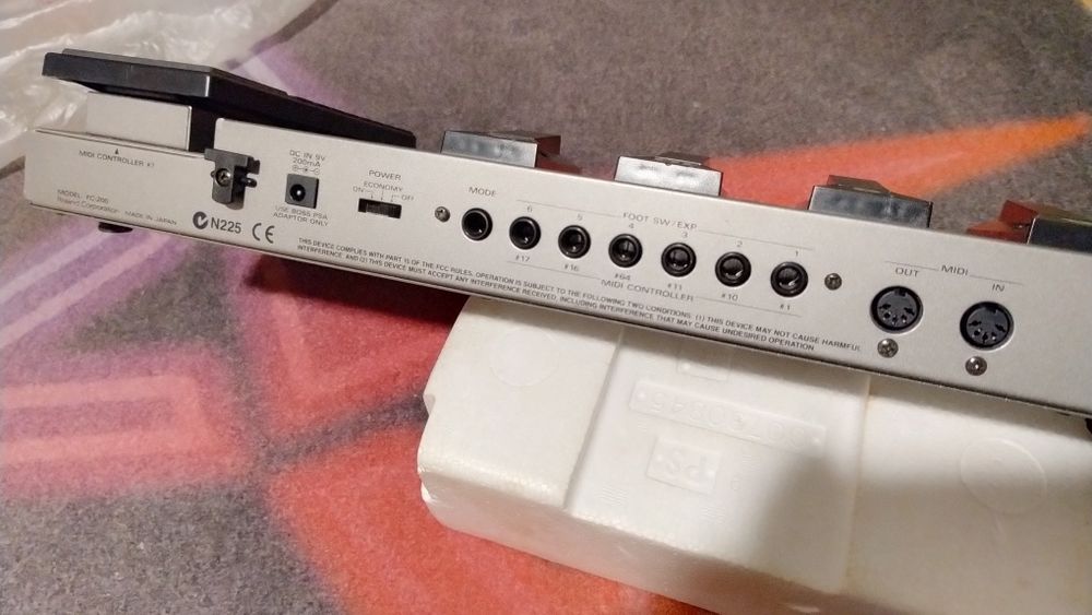 Pedaleira Boss VF-1 e controlador MIDI Roland FC2000