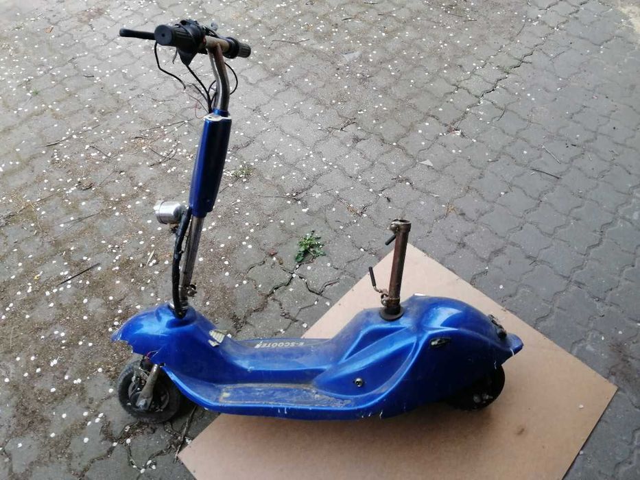 Elektryczna hulajnoga na częśći