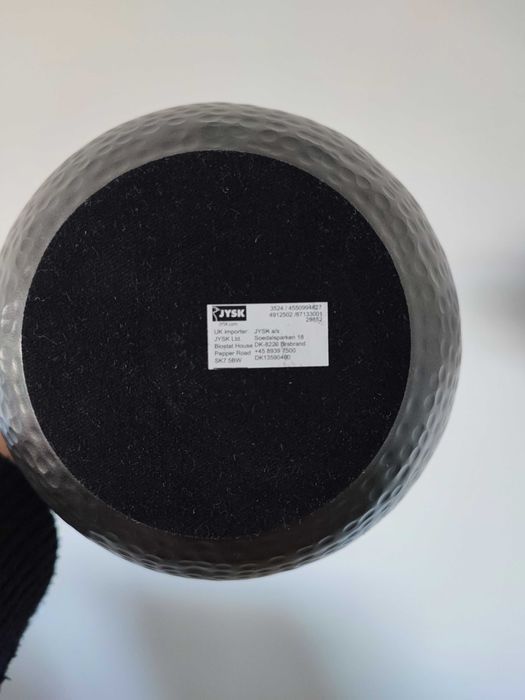 Jarra decorativa preta em alumínio da marca JYSK