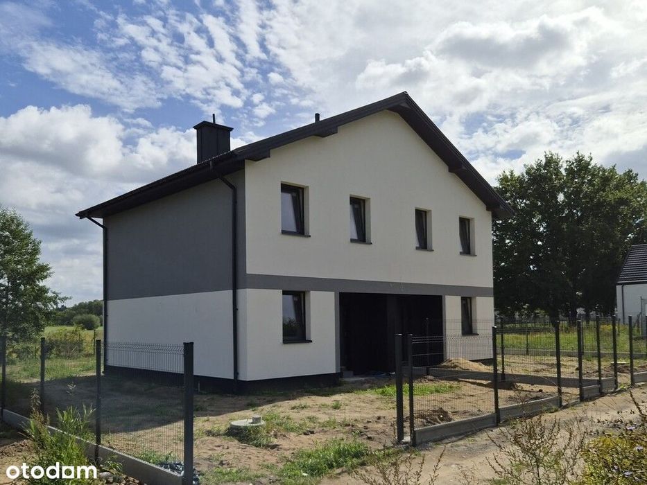 Połowa bliźniaka w pobliżu lasu i rzeki