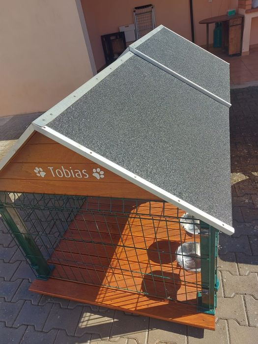 Casota para cão com isolamento térmico,  nunca usada.