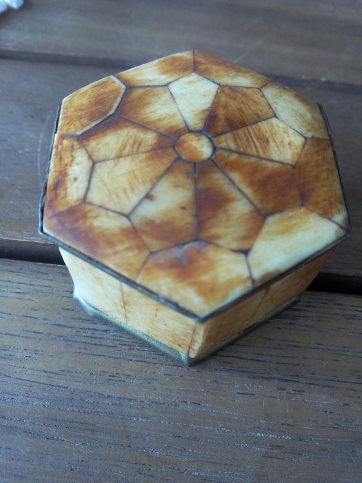 Caixa hexagonal em latão e pedra incrustada lindissima