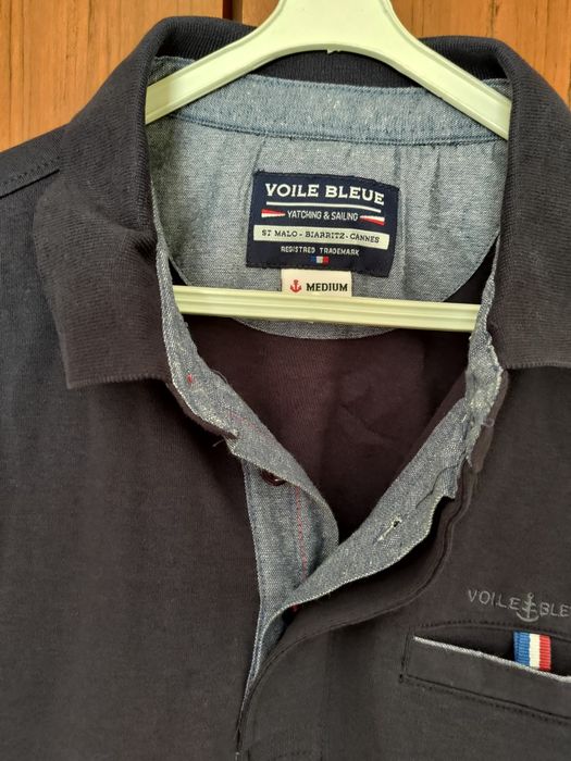 Polo azul de mangas compridas