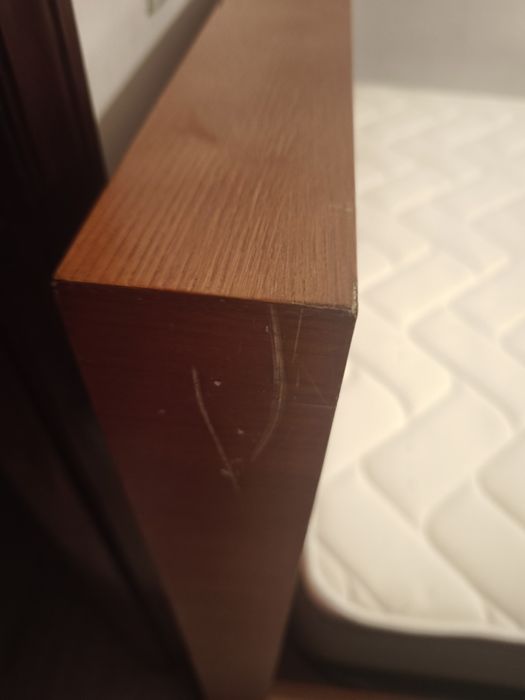 Cama de boa qualidade com algumas marcas