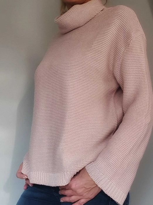 Pudrowy sweter z golfem, luźny krój, 100% akryl Rozmiar S