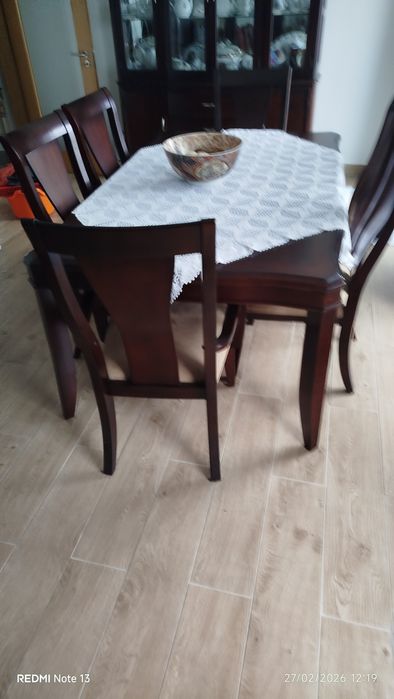 Mesa de sala de jantar com cadeiras