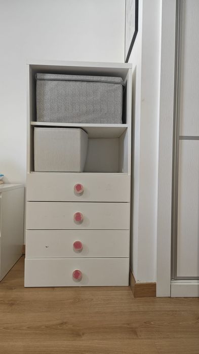 Móvel IKEA infantil com 4 gavetas e estante