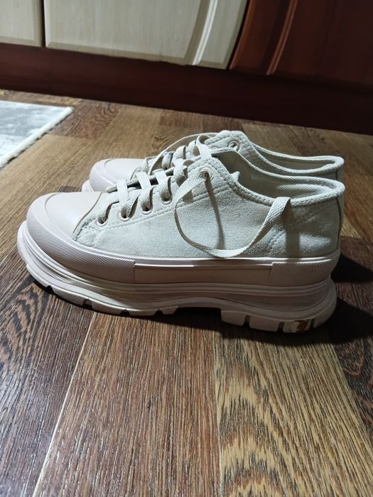 Кеди жіночі 37р бежеві