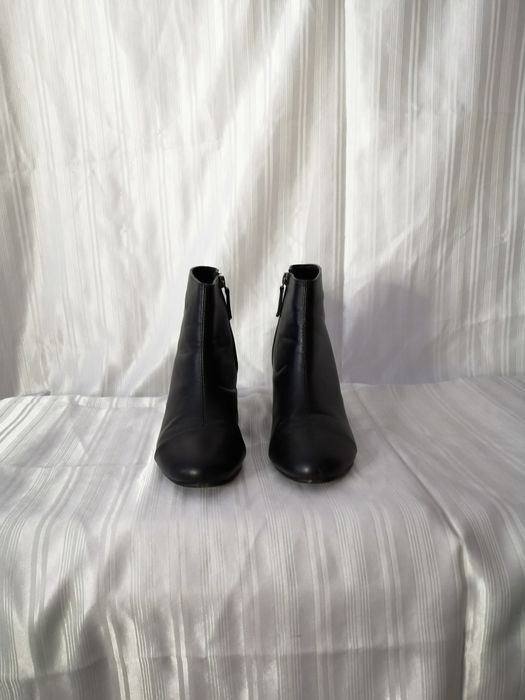 Botins pretos em pele