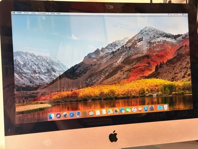 iMac 21.5" (Meados 2011) – Intel i5 / 8GB RAM – Funcional com detalhe no cabo