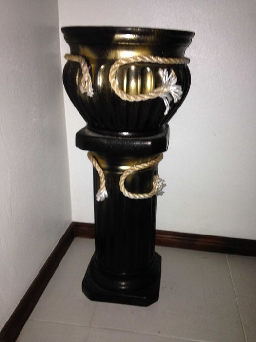 Coluna e vaso decorativo