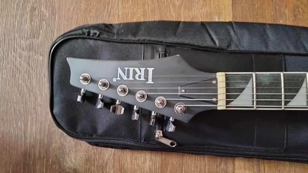 Электрогитара формы суперстрат