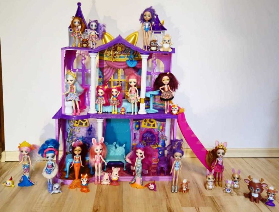 Zamek enchantimails plus lalki ze zwierzętami.