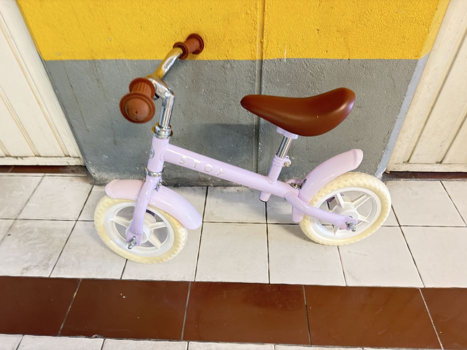 Bicicleta de equilibrio STOY vintage de 10 polegadas.