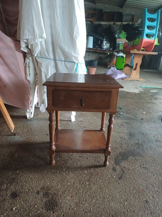Mesinha de cabeceira usada