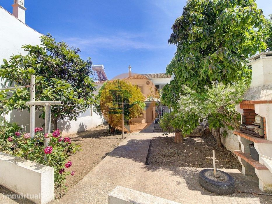 Moradia T3+2 com Jardim, Garagem e Vista Castelo no Centro de Castr...