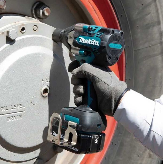 Klucz udarowy akumulatorowy 1/2'' 700NM 18V LXT, 2x 5.0ah DTW700RTJ
