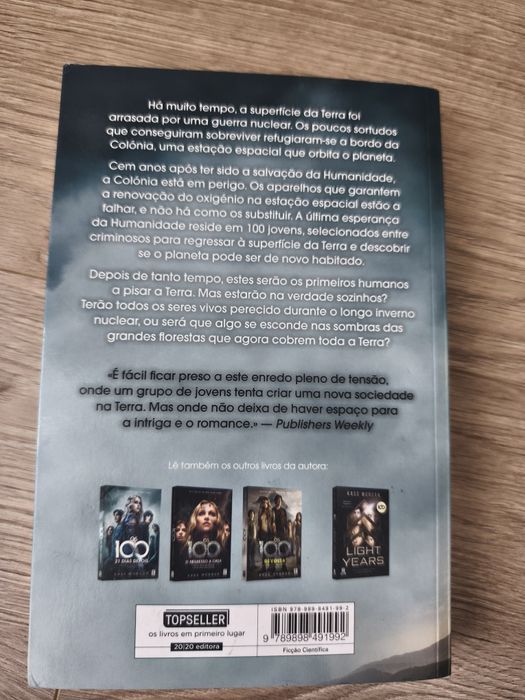 Livro "os 100" de Kass Morgan