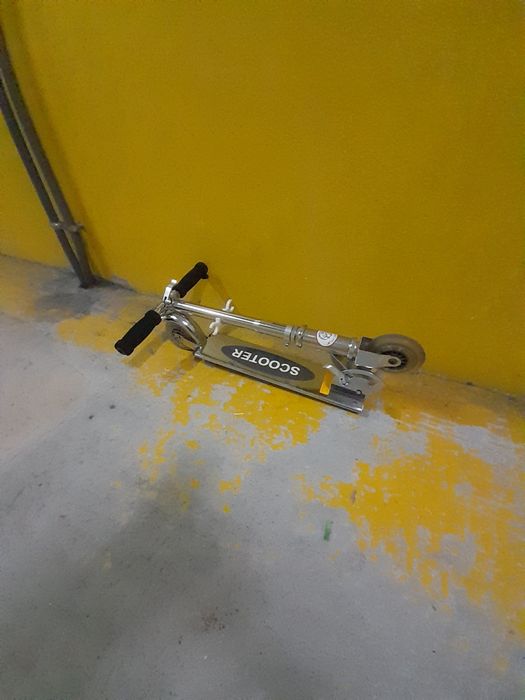Trotinete em metal dobrável NOVA