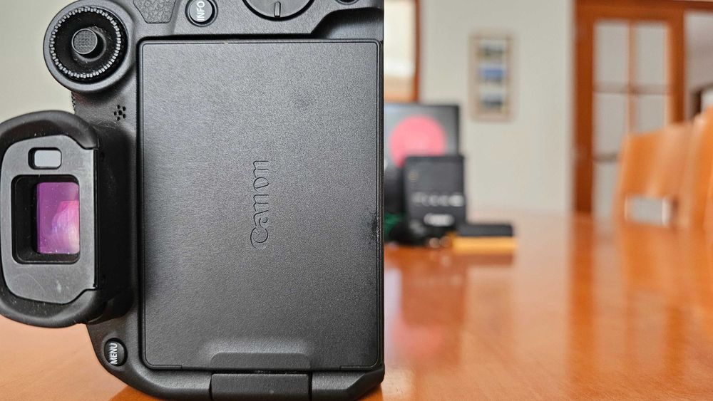 Canon EOS R7 + Adaptador RF para EF – Mirrorless APS-C 4K 60fps