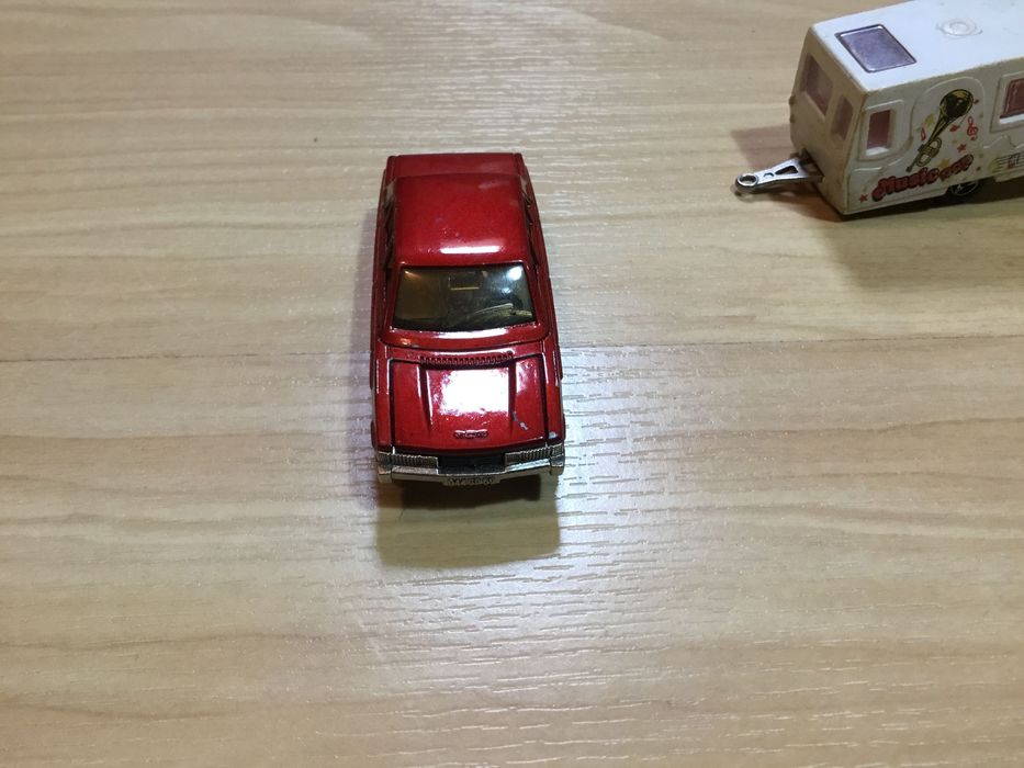Miniaturas antigas Majorette Peugeot 604 e caravana St. tropez