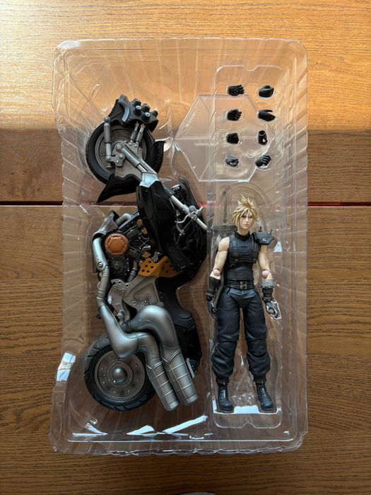 Action Figure: Final Fantasy VII Remake - Play Arts Cloud Strife & Hardy Daytona