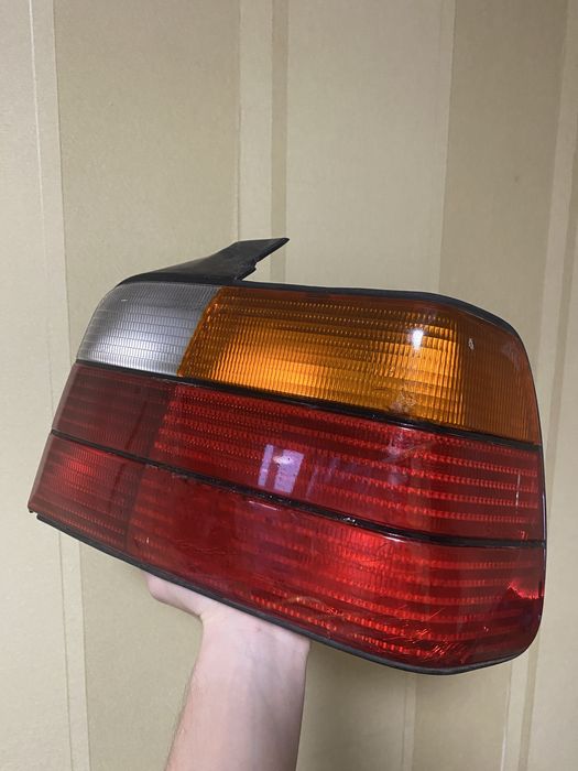 Задний правый фонарь е36