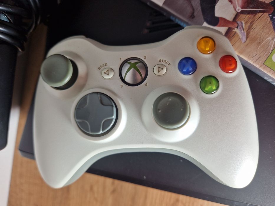 Konsola xbox 360 z padem kinectem i grą