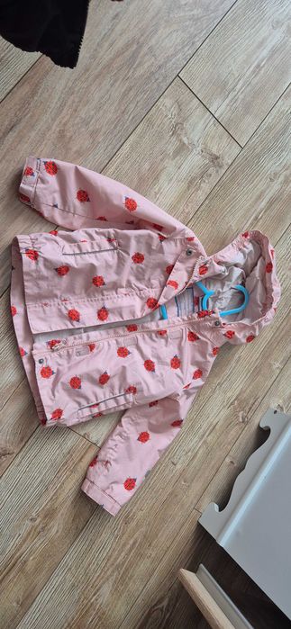 Kurtka w biedronki dla dziewczynki