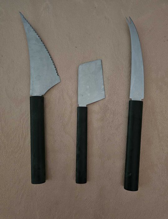 Três facas de queijo.