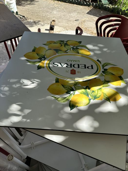 Vende se mesas de esplanda e cadeiras Muito bom estado