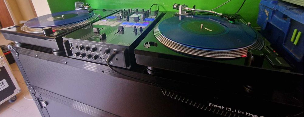 2x Gramofony, 4x Vinyl-e Timecode- 2 Serato i 2 rekordbox, 2x Case