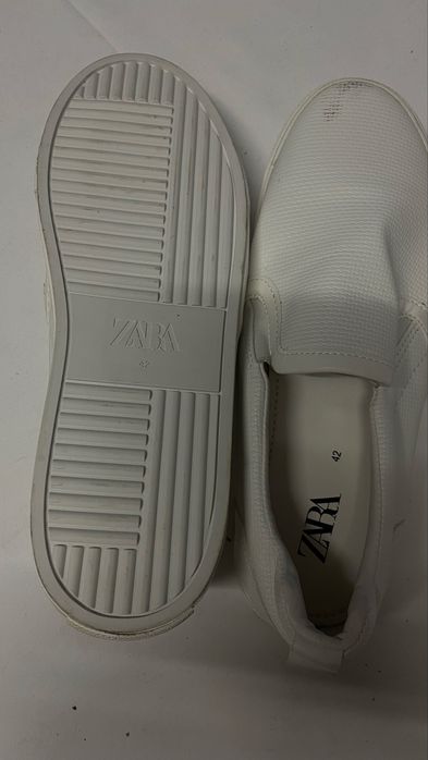 Ténis slip-on brancos da marca Zara