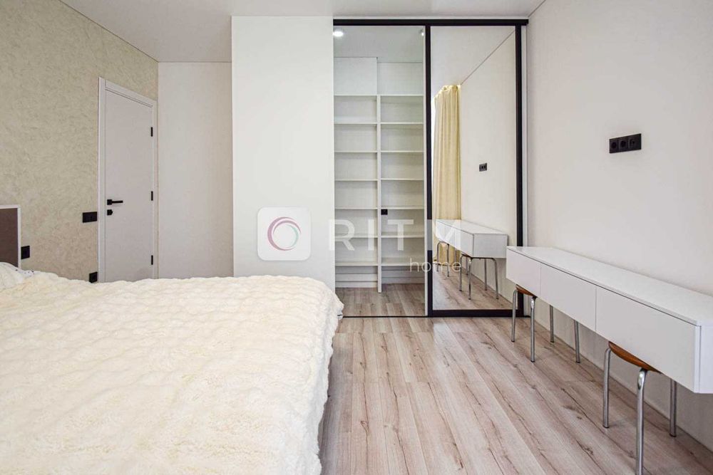 Продається сучасна 2-кімнатна квартира + кухня студія в центрі міста