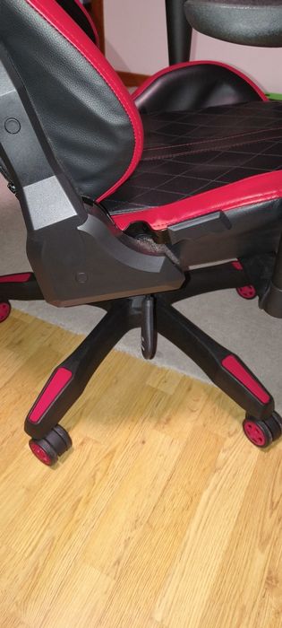 Cadeira gaming super conservada e pouco usada