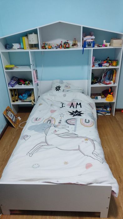 Cama de criança com estante