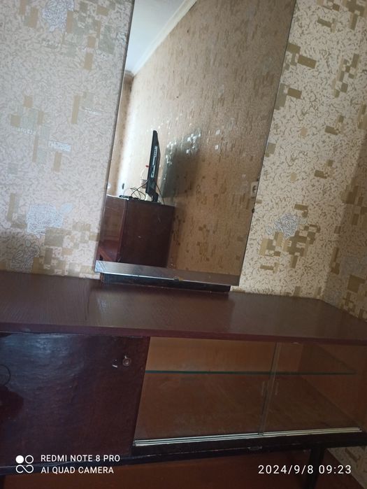 Продам трюмо с зеркалом и тумбочку
