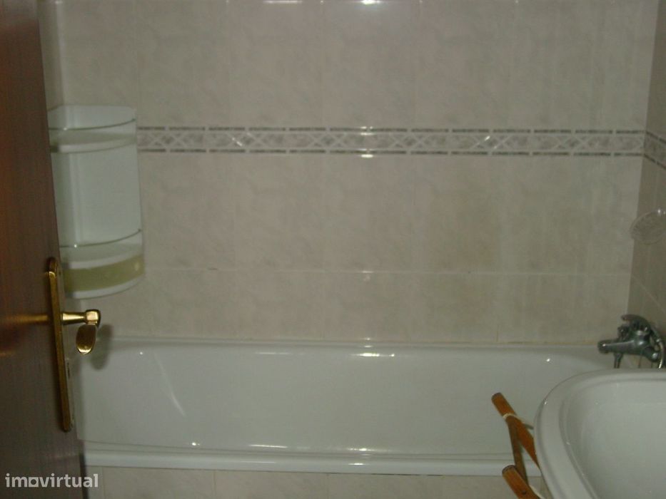 Arrenda-se T2 equipado e parcialmente mobilado na Rua do Brasil