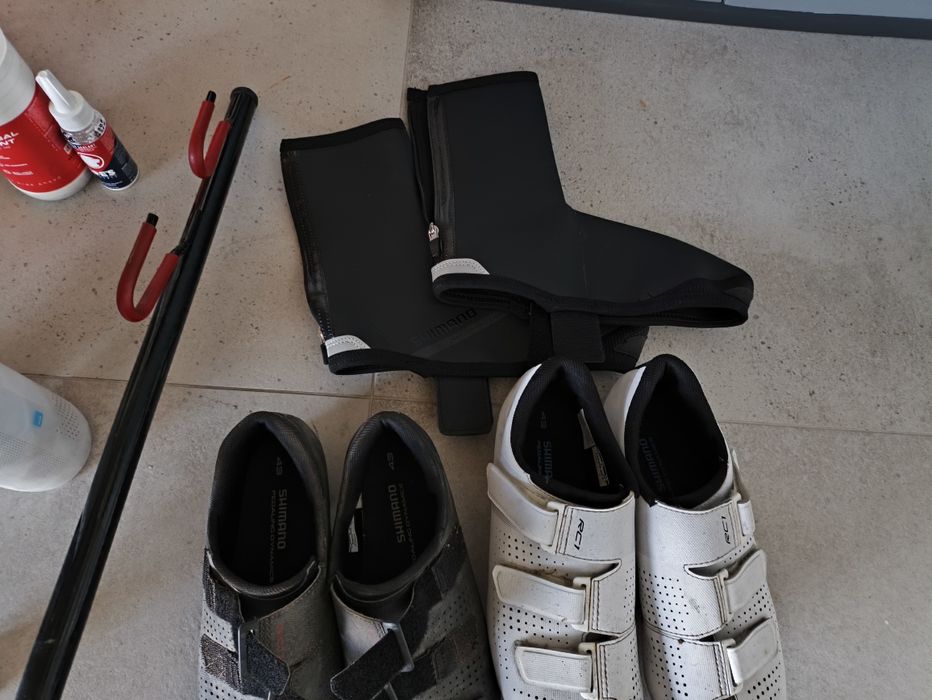 Diverso material de ciclismo